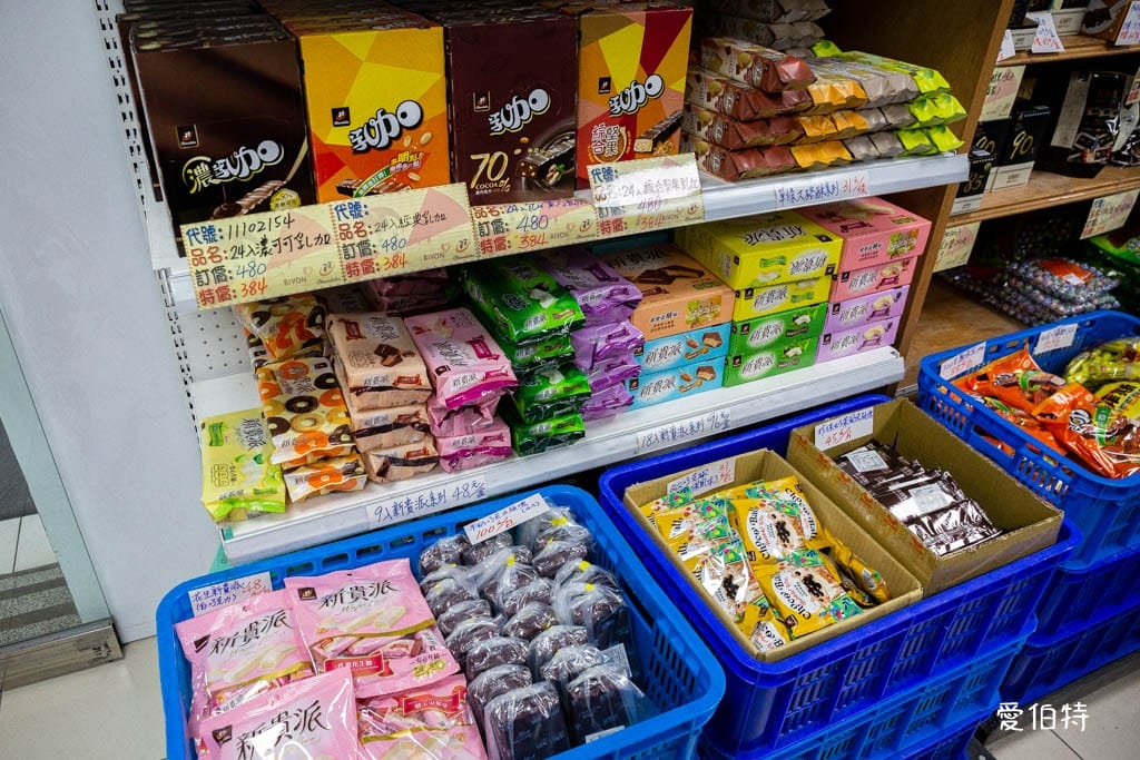 宏亞食品工廠｜NG品職工福利社，77乳加巧克力新貴派大格酥