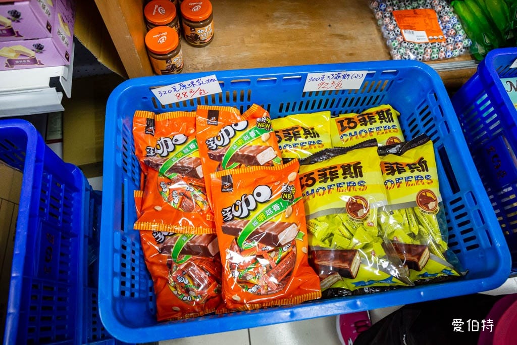 宏亞食品工廠｜NG品職工福利社，77乳加巧克力新貴派大格酥