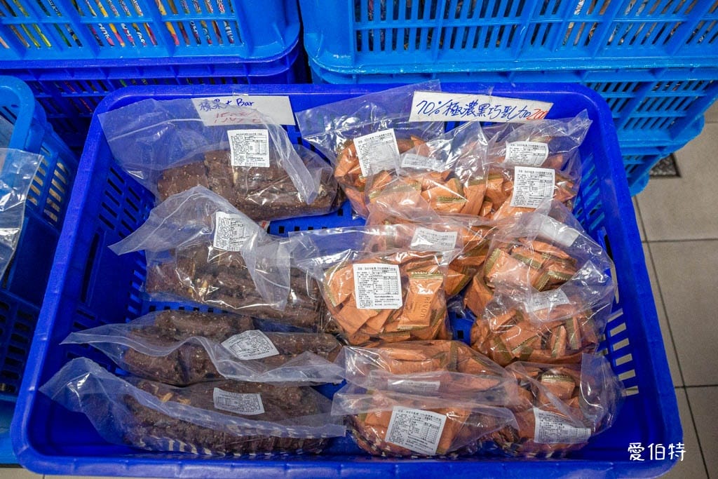 宏亞食品工廠｜NG品職工福利社，77乳加巧克力新貴派大格酥