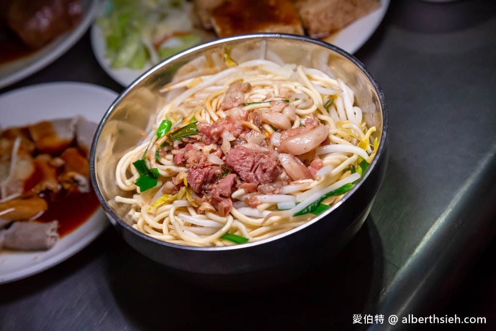 嘉義興加臭豆腐｜臭豆腐外酥內嫩，滷豬腳Q嫩好吃，宵夜美食