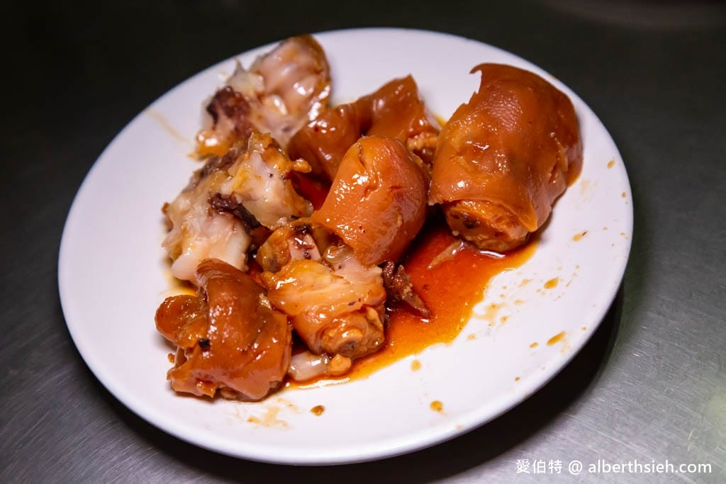 嘉義興加臭豆腐｜臭豆腐外酥內嫩，滷豬腳Q嫩好吃，宵夜美食
