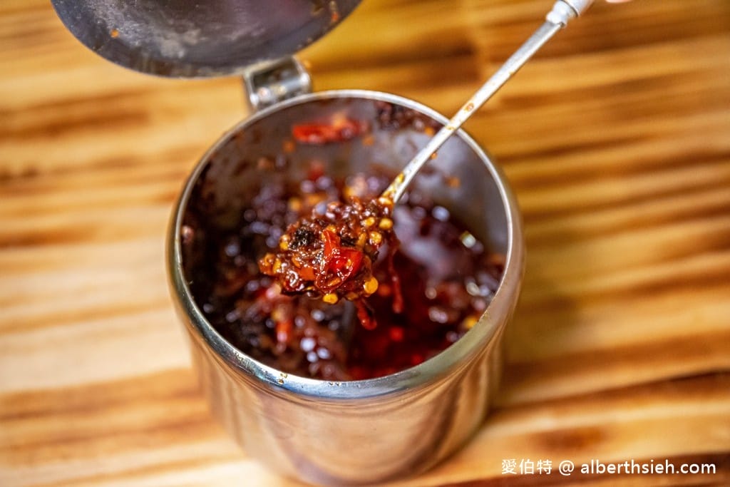 中壢中原必吃！集英會牛肉麵館，超厚實牛腱肉與醇厚川味湯頭激推