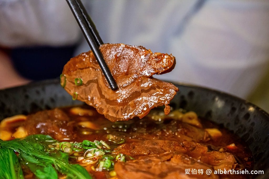 中壢中原必吃！集英會牛肉麵館，超厚實牛腱肉與醇厚川味湯頭激推