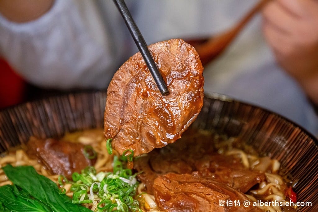 中壢中原必吃！集英會牛肉麵館，超厚實牛腱肉與醇厚川味湯頭激推