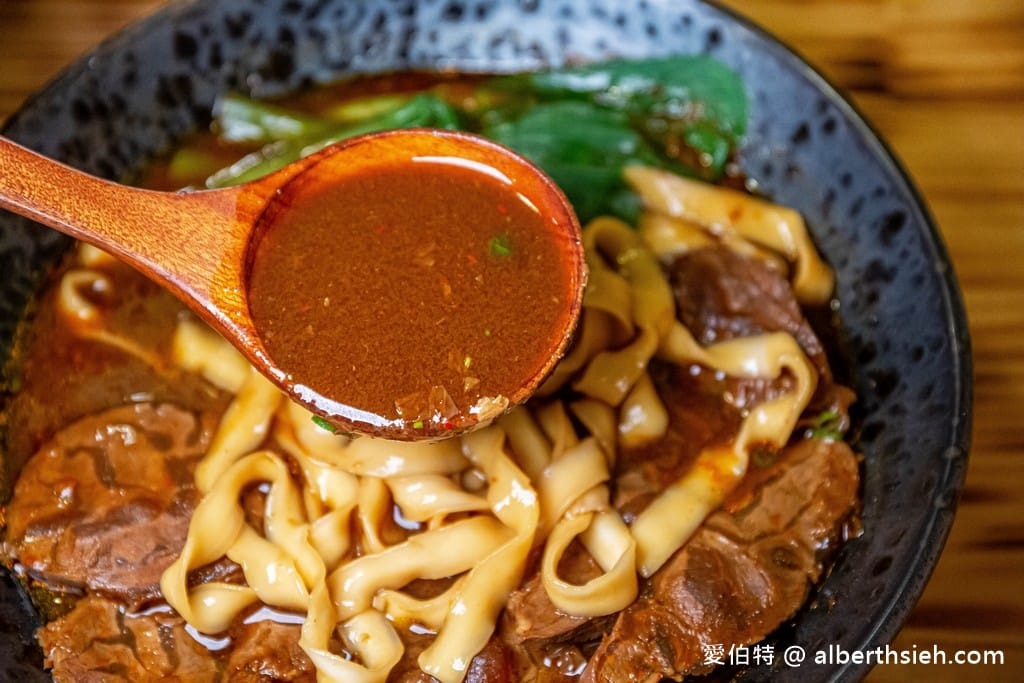 中壢中原必吃！集英會牛肉麵館，超厚實牛腱肉與醇厚川味湯頭激推