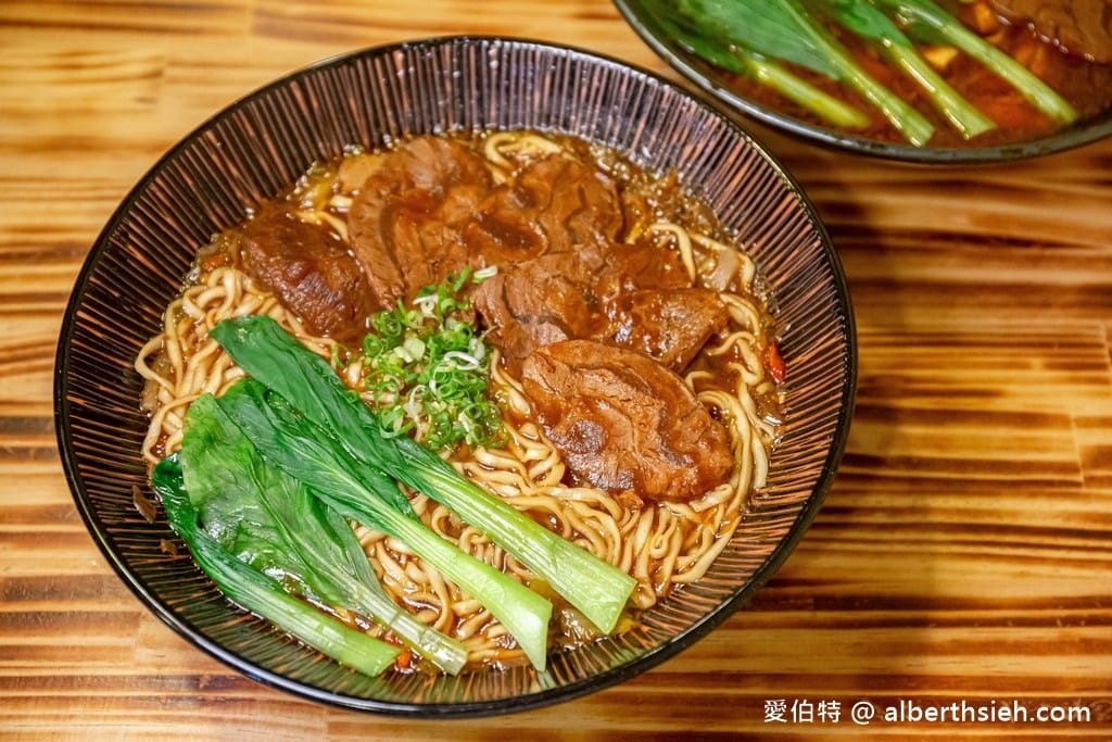 中壢中原必吃！集英會牛肉麵館，超厚實牛腱肉與醇厚川味湯頭激推