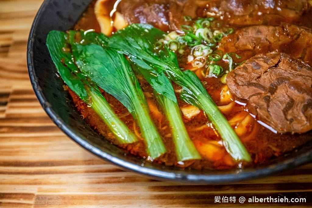 中壢中原必吃！集英會牛肉麵館，超厚實牛腱肉與醇厚川味湯頭激推