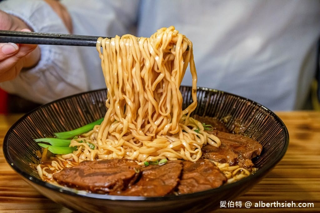 中壢中原必吃！集英會牛肉麵館，超厚實牛腱肉與醇厚川味湯頭激推