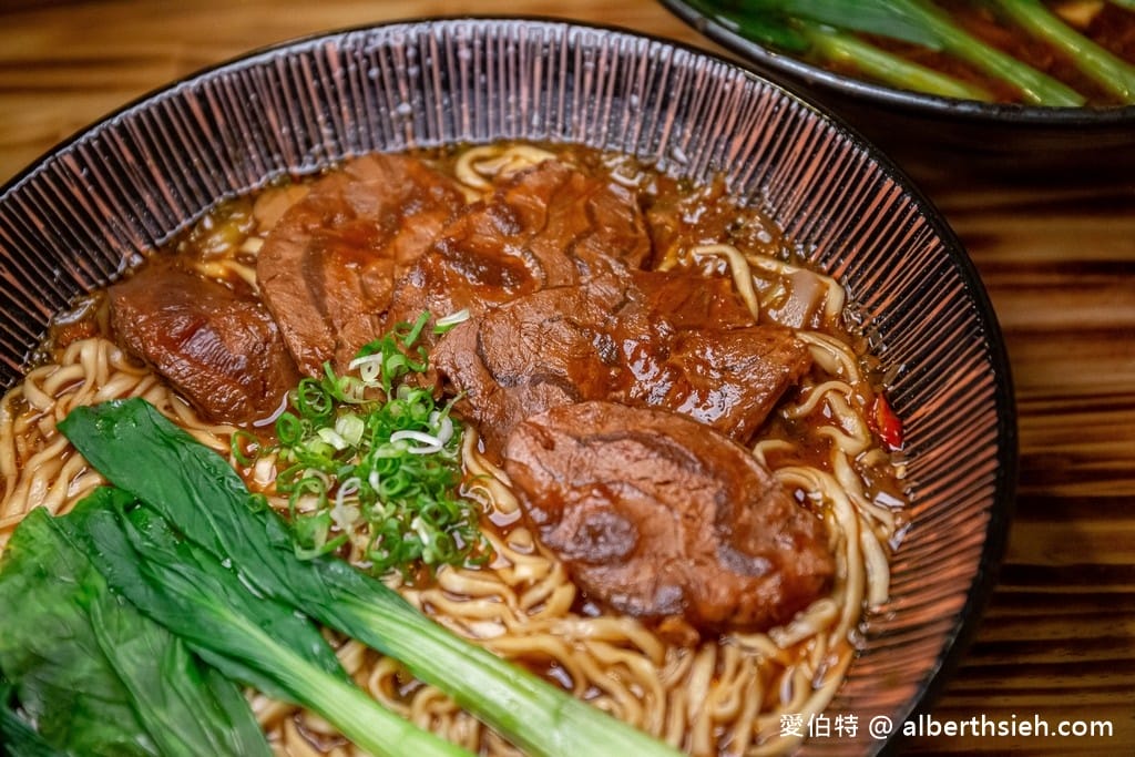 中壢中原必吃！集英會牛肉麵館，超厚實牛腱肉與醇厚川味湯頭激推
