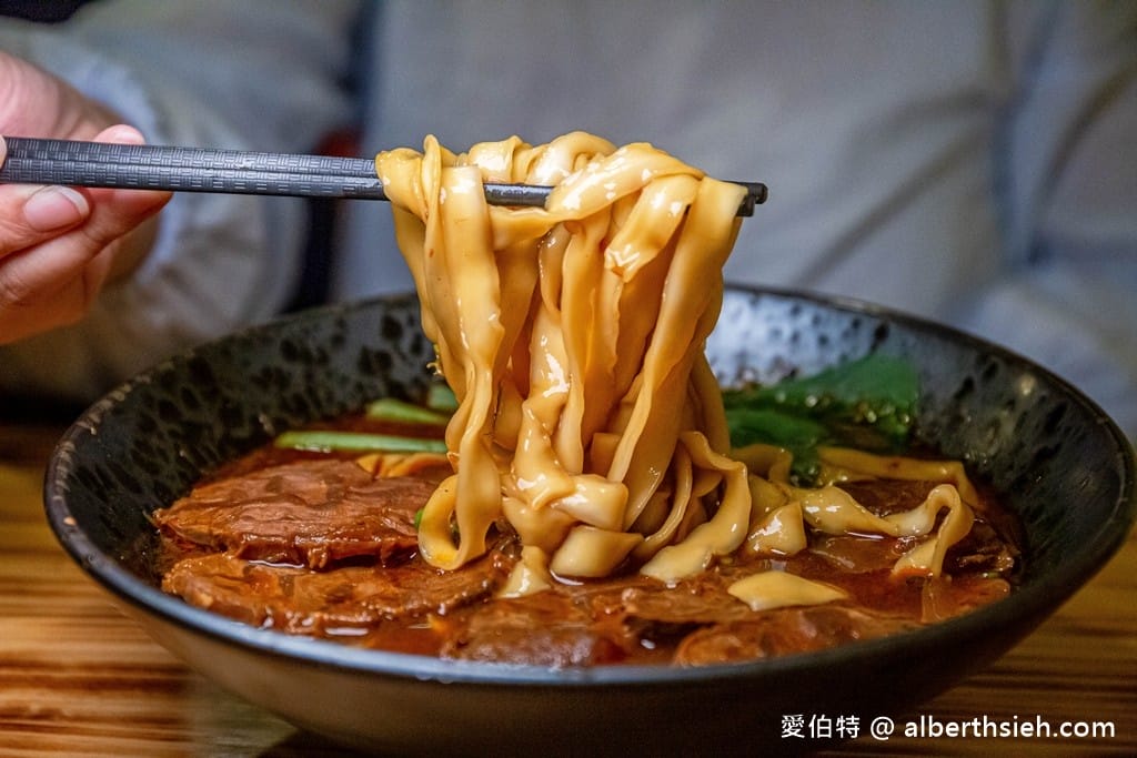 中壢中原必吃！集英會牛肉麵館，超厚實牛腱肉與醇厚川味湯頭激推