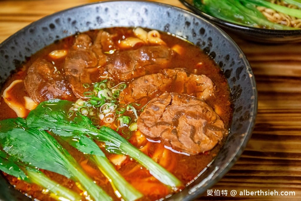 中壢中原必吃！集英會牛肉麵館，超厚實牛腱肉與醇厚川味湯頭激推