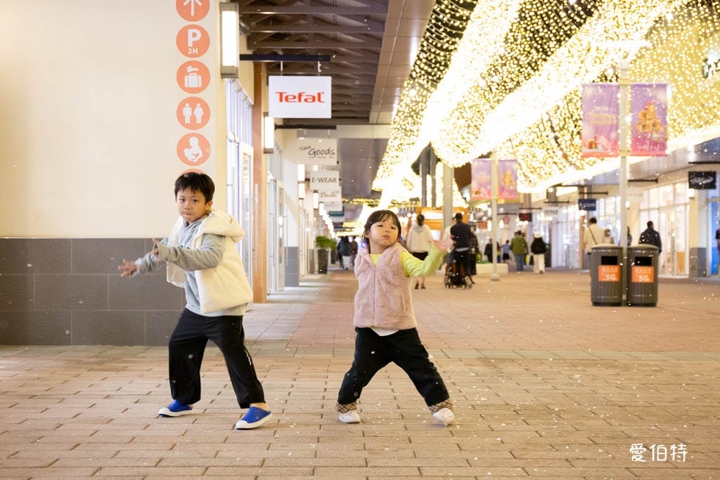 2025桃園華泰名品城聖誕節｜20公尺聖誕樹，38攤飄雪市集美食，10週年煙火秀