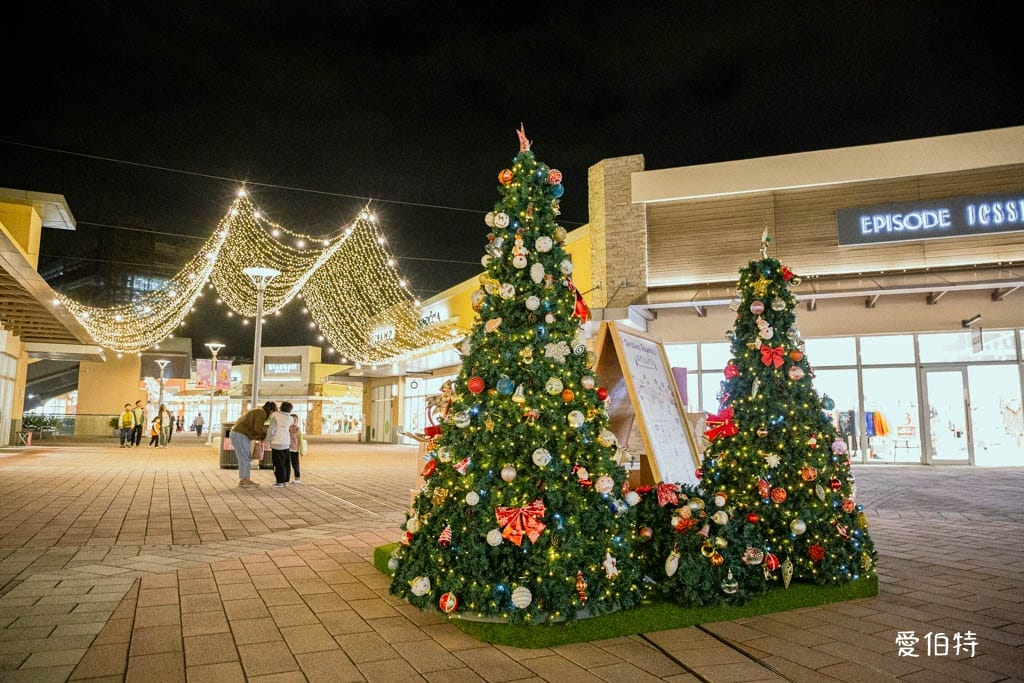 2025桃園華泰名品城聖誕節｜20公尺聖誕樹，38攤飄雪市集美食，10週年煙火秀