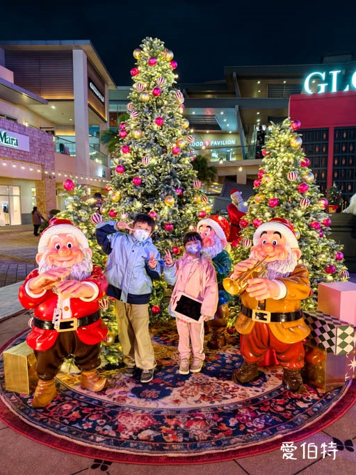 2025桃園華泰名品城聖誕節|20公尺聖誕樹,38攤飄雪市集美食,10週年煙火秀 @愛伯特