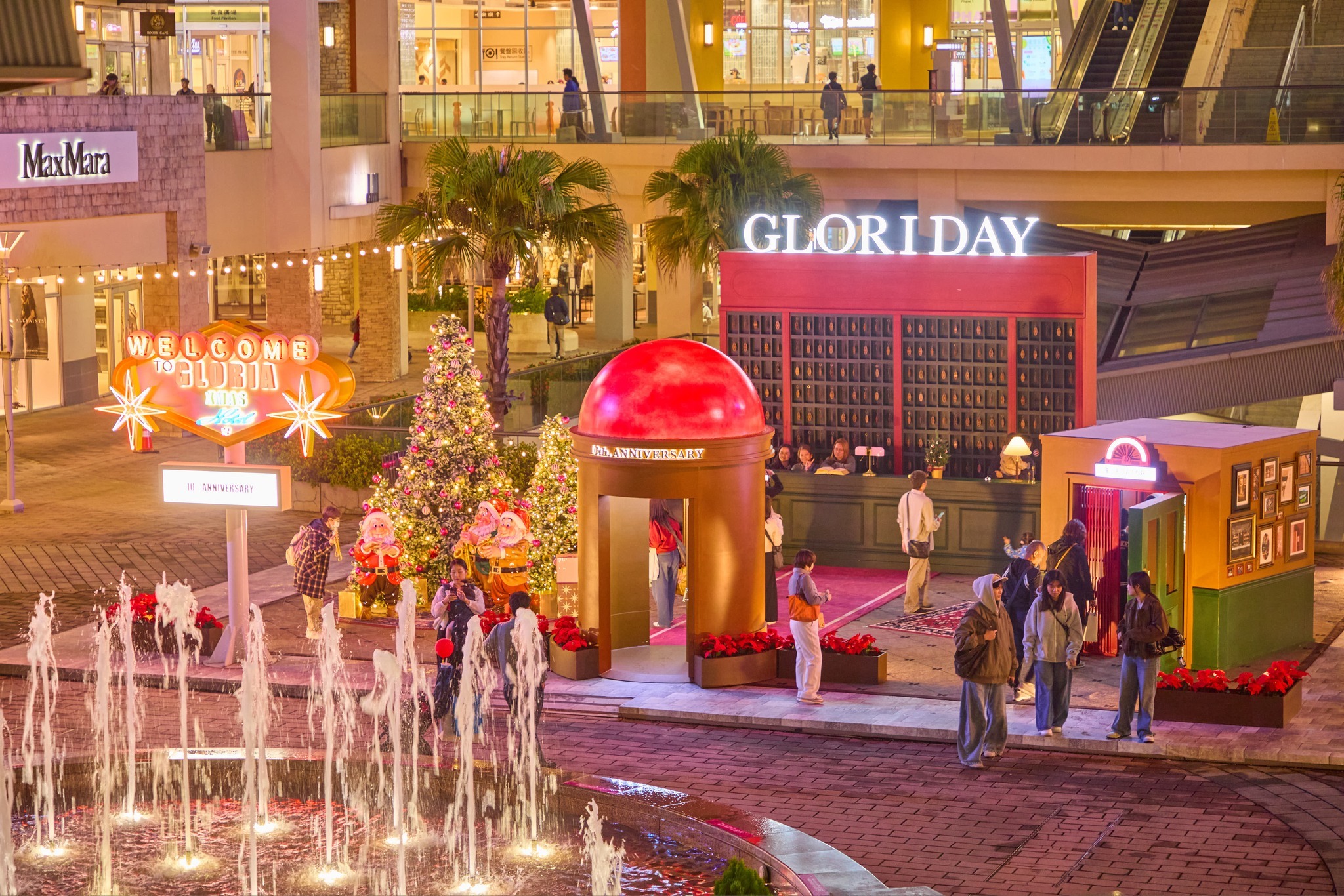 2025桃園華泰名品城聖誕節｜20公尺聖誕樹，38攤飄雪市集美食，10週年煙火秀 @愛伯特