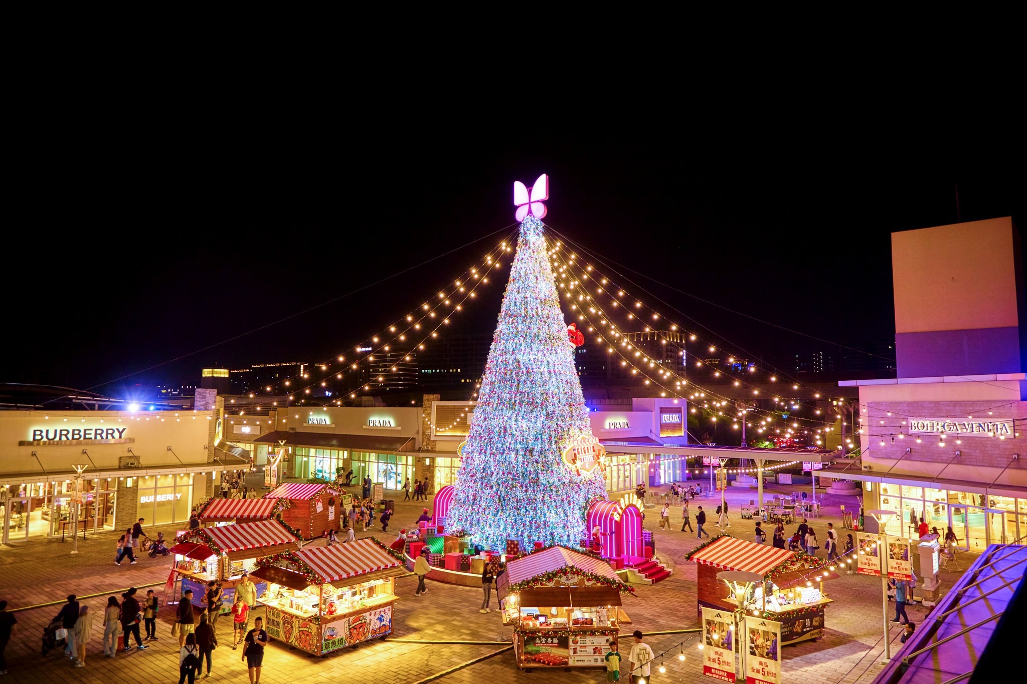 2025桃園華泰名品城聖誕節|20公尺聖誕樹,38攤飄雪市集美食,10週年煙火秀 @愛伯特