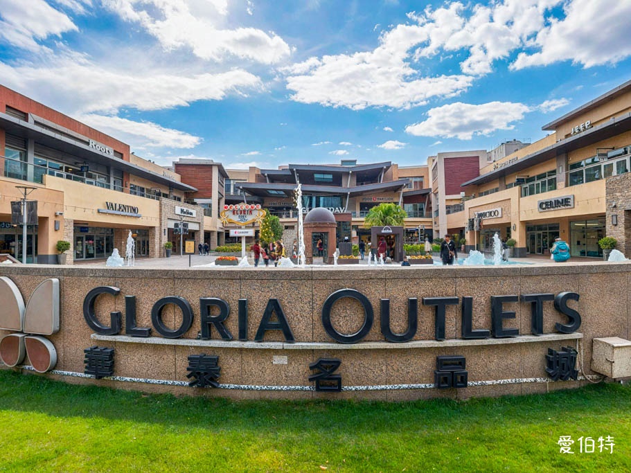 2025桃園華泰名品城聖誕節|20公尺聖誕樹,38攤飄雪市集美食,10週年煙火秀 @愛伯特