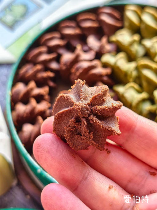 愛威鐵盒餅乾來了!華泰名品城聖誕市集必吃,曲奇、丹麥棒超好吃 @愛伯特