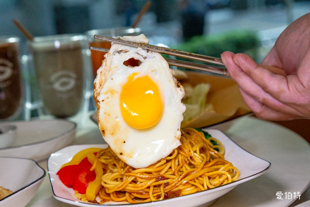 落兒逅叻谷｜中壢SOGO早午餐推薦，豆皮蛋餅必吃，飲控者 @愛伯特