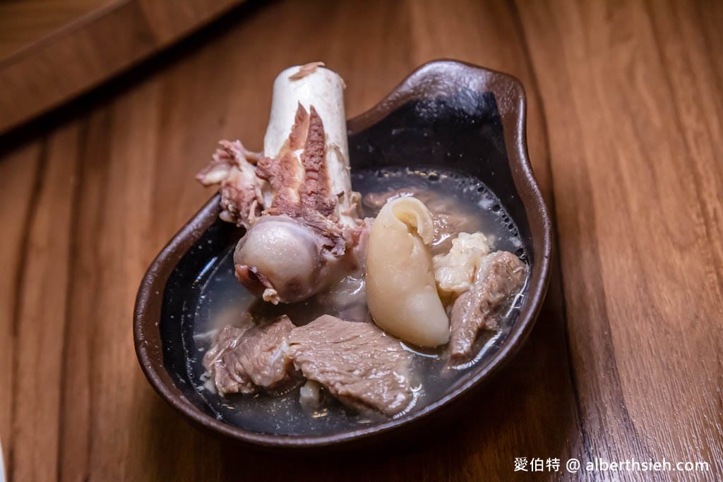 桃園羊肉爐推薦｜總裁家溫體鮮羊肉料理，清燉湯頭溫潤鮮甜