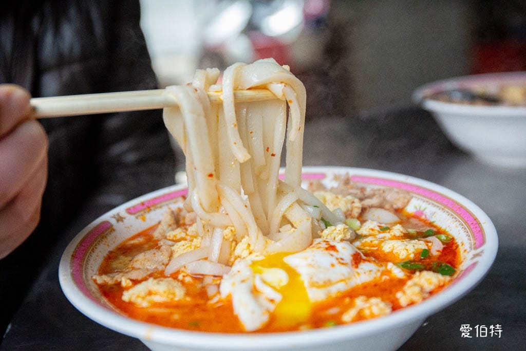 中壢忠貞市場大鬍子米干｜在地人激推雙蛋加辣，排隊早餐推薦