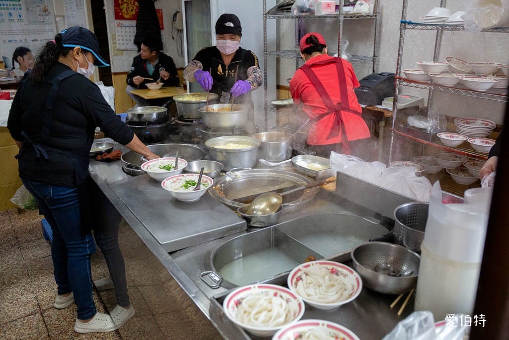 中壢忠貞市場大鬍子米干｜在地人激推雙蛋加辣，排隊早餐推薦