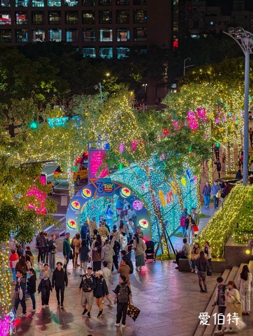 2025台北信義區聖誕節｜新光三越A11飄雪聖誕樹 & 玩具總動員燈飾