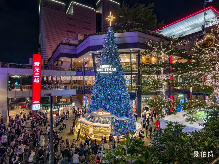 2025台北信義區聖誕節｜新光三越A11飄雪聖誕樹 & 玩具總動員燈飾