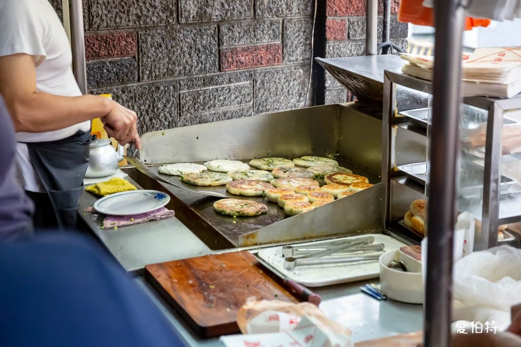 日寶蔥油餅餡餅｜中壢夜市必吃，外酥內餡蔥多到炸出來