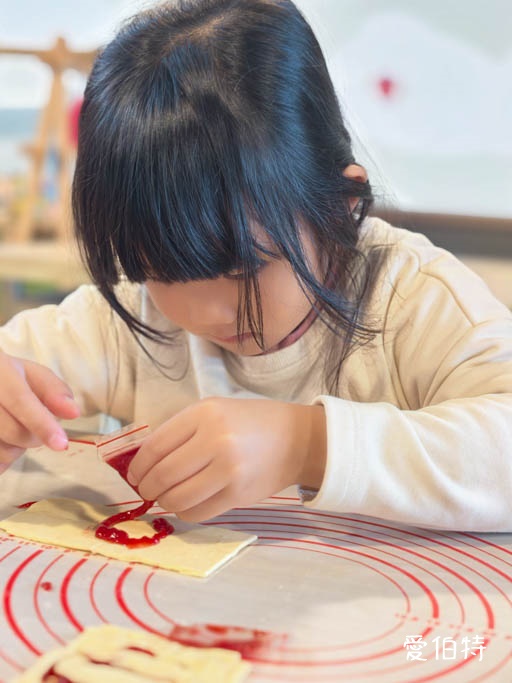 中壢青埔採草莓首選｜草莓學校溫室無毒栽植，親子DIY半日遊 @愛伯特