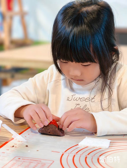 中壢青埔採草莓首選|草莓學校溫室無毒栽植,親子DIY半日遊 @愛伯特