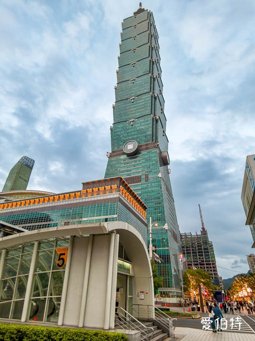 2025台北信義區聖誕節｜新光三越A11飄雪聖誕樹 &amp; 玩具總動員燈飾 @愛伯特