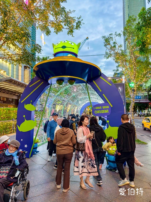 2025台北信義區聖誕節｜新光三越A11飄雪聖誕樹 &amp; 玩具總動員燈飾 @愛伯特