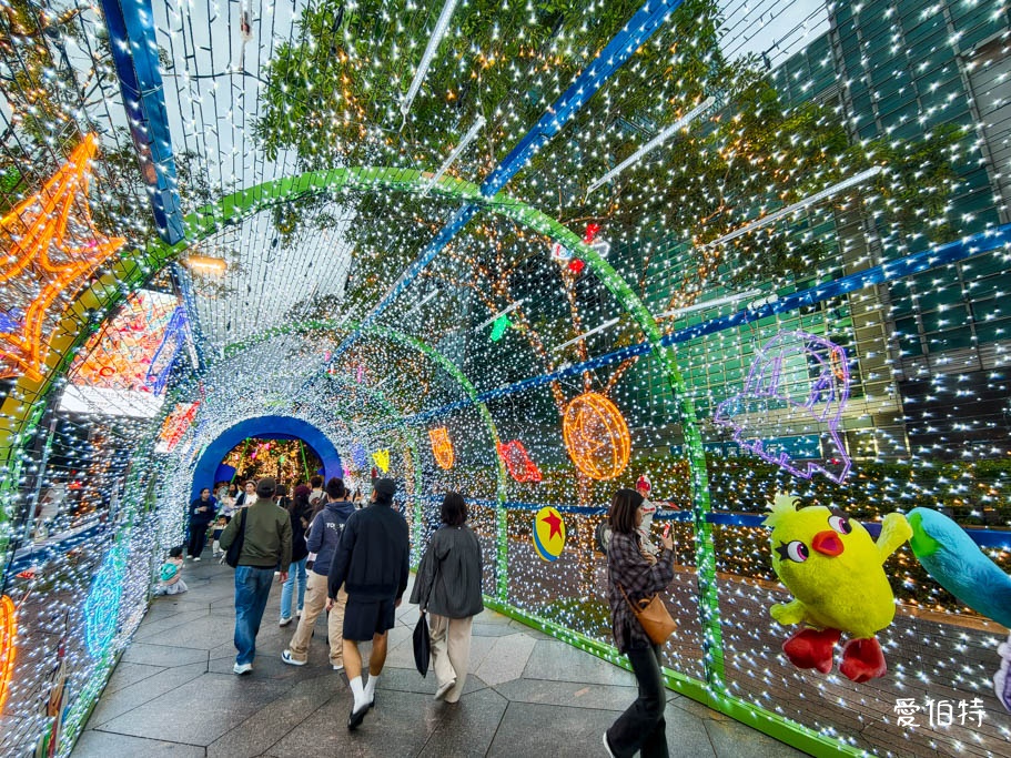 2025台北信義區聖誕節｜新光三越A11飄雪聖誕樹 &amp; 玩具總動員燈飾 @愛伯特