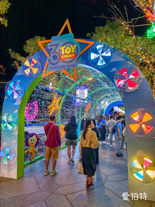 2025台北信義區聖誕節｜新光三越A11飄雪聖誕樹 &amp; 玩具總動員燈飾 @愛伯特