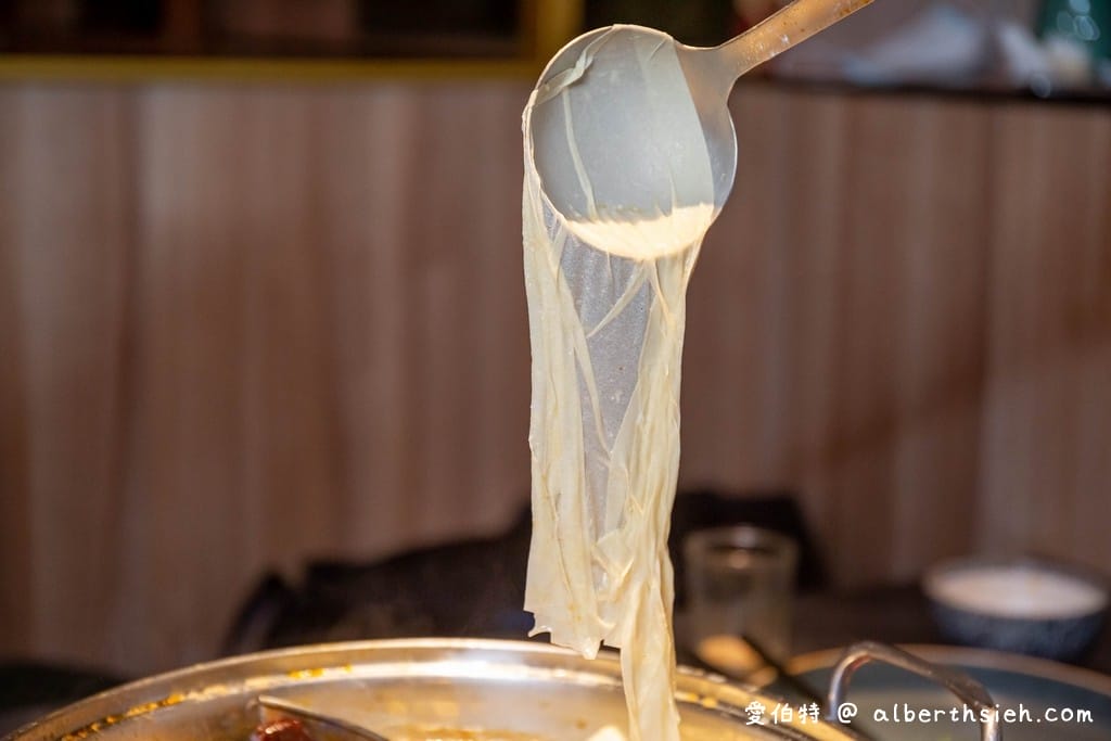 中壢青埔火鍋推薦｜怎麻辣頂級鴛鴦鍋，川味湯頭，酒燒黑豚超推