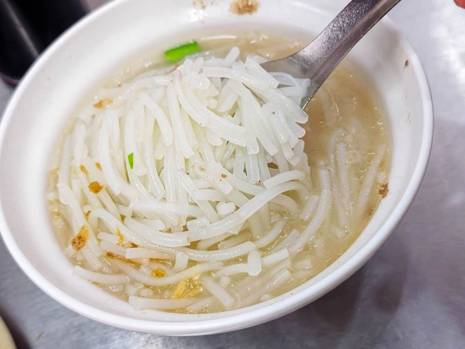 桃園早餐推薦｜在地人激推南門市場米粉湯，必點超嫩油豆腐回味古早味
