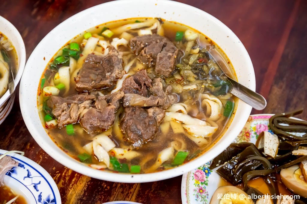 桃園八德來來牛肉麵,在地飄香30年,刀削麵Q彈有咬勁很好吃! - 第8張圖 桃園八德來來牛肉麵,在地飄香30年,刀削麵Q彈有咬勁很好吃!