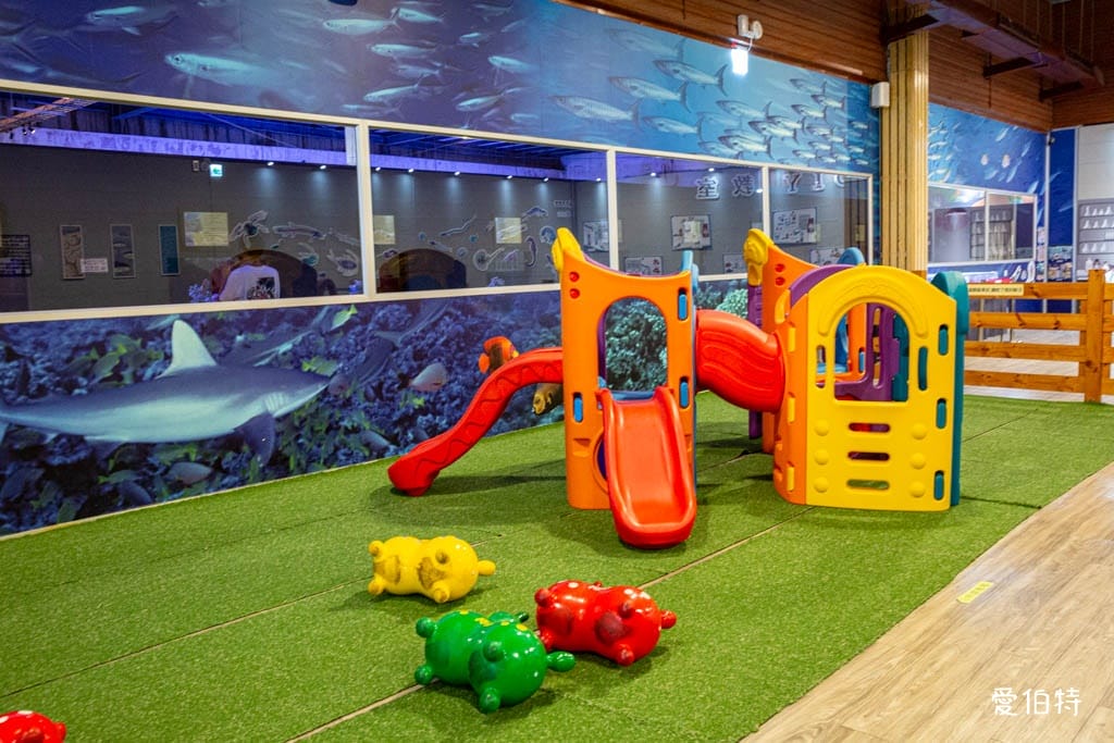 宜蘭礁溪室內景點｜金車生技水產養殖研發中心，餵鯊魚親子水族館