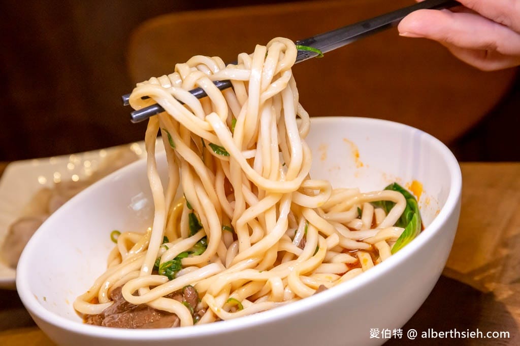 桃園平鎮美食推薦｜八柒麵館，極講究極濃郁牛肉麵湯頭