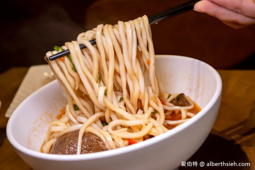 桃園平鎮美食推薦｜八柒麵館，極講究極濃郁牛肉麵湯頭