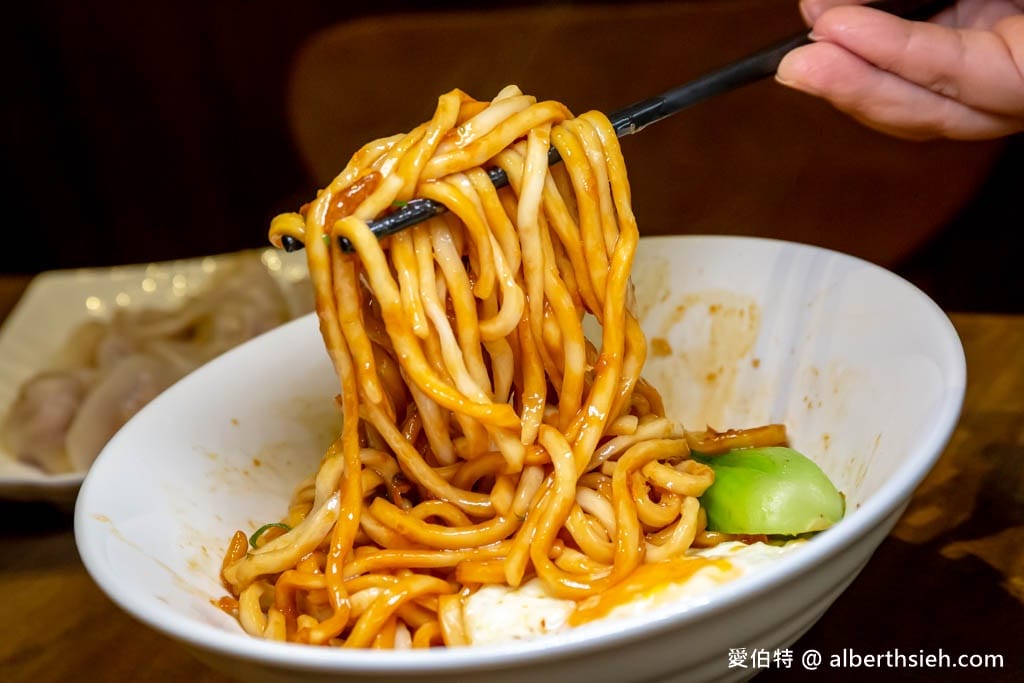 桃園平鎮美食推薦｜八柒麵館，極講究極濃郁牛肉麵湯頭