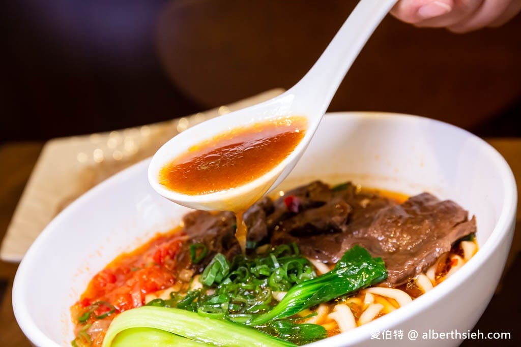 桃園平鎮美食推薦｜八柒麵館，極講究極濃郁牛肉麵湯頭