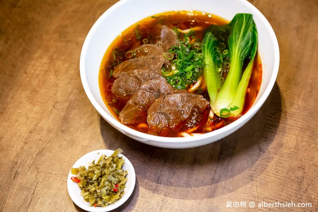 桃園平鎮美食推薦｜八柒麵館，極講究極濃郁牛肉麵湯頭
