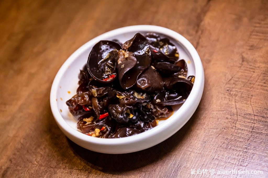 桃園平鎮美食推薦｜八柒麵館，極講究極濃郁牛肉麵湯頭