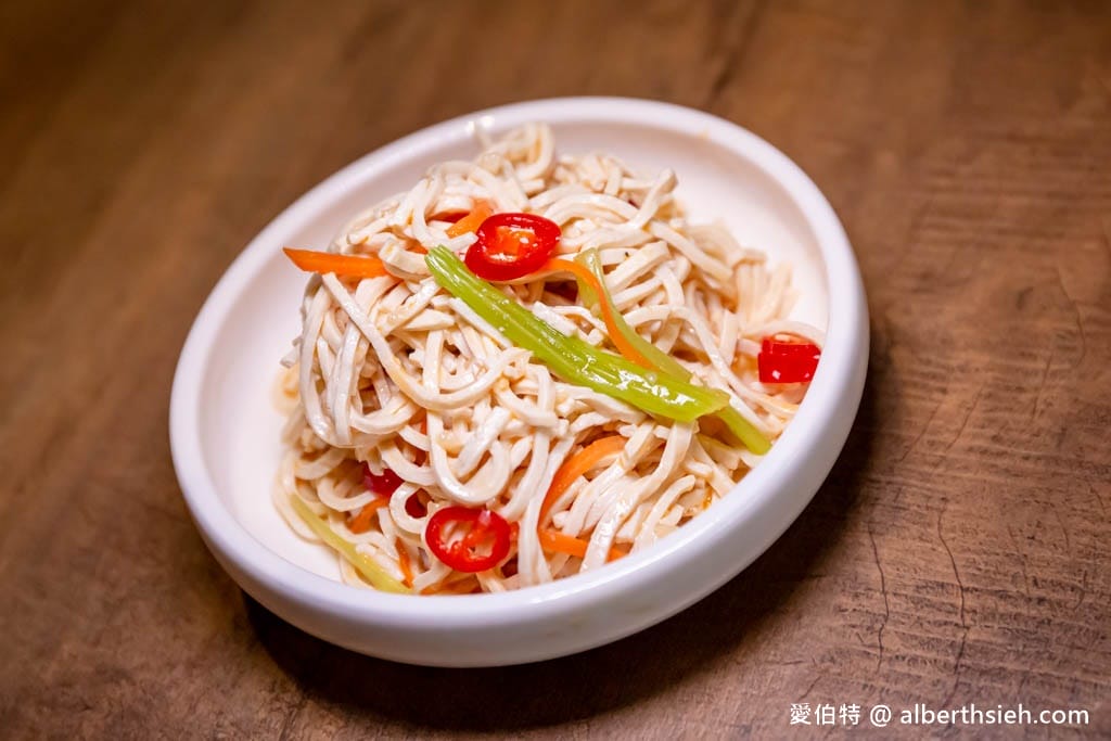 桃園平鎮美食推薦｜八柒麵館，極講究極濃郁牛肉麵湯頭