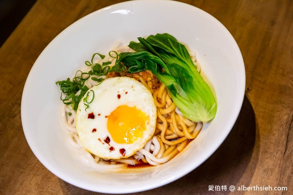 桃園平鎮美食推薦｜八柒麵館，極講究極濃郁牛肉麵湯頭