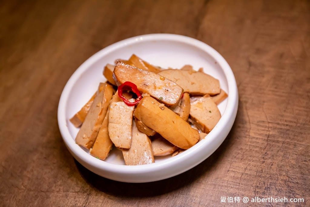 桃園平鎮美食推薦｜八柒麵館，極講究極濃郁牛肉麵湯頭