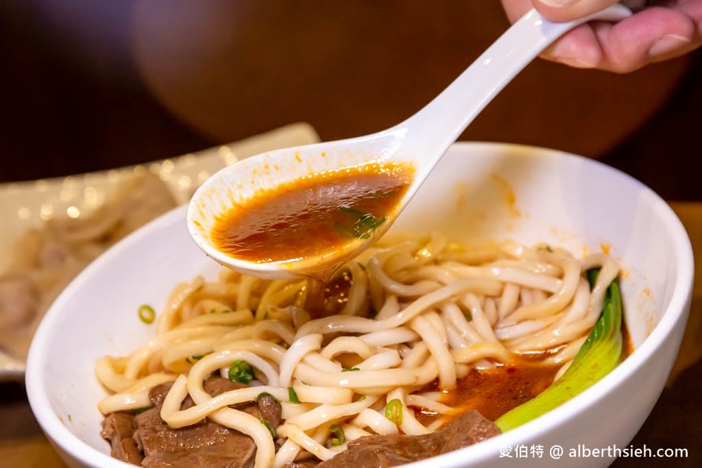 桃園平鎮美食推薦｜八柒麵館，極講究極濃郁牛肉麵湯頭