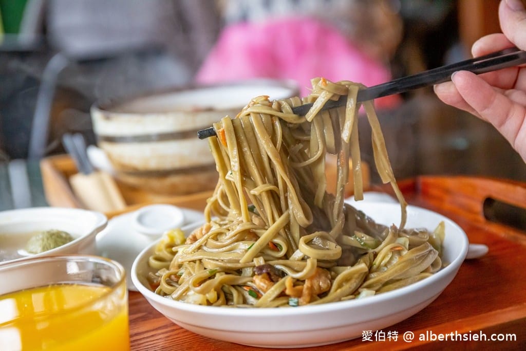 桃園龍潭美人世家咖啡廳｜快炒綠茶麵好吃，賞魯冰花最佳景觀